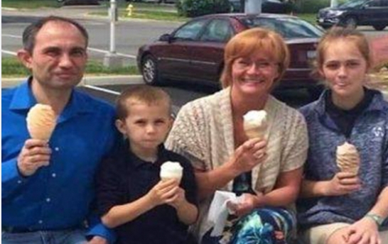 Frau macht Foto von fremder Familie, die zusammen Eis isst – Tage später erhält sie eine SMS, die alles verändert